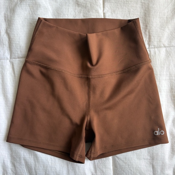 Alo Airlift 3" Short | Cinnamon | Small - Picture 2 of 4
